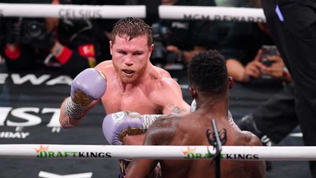 Canelo Álvarez derrotó en las tarjetas a Jermell Charlo en Las Vegas